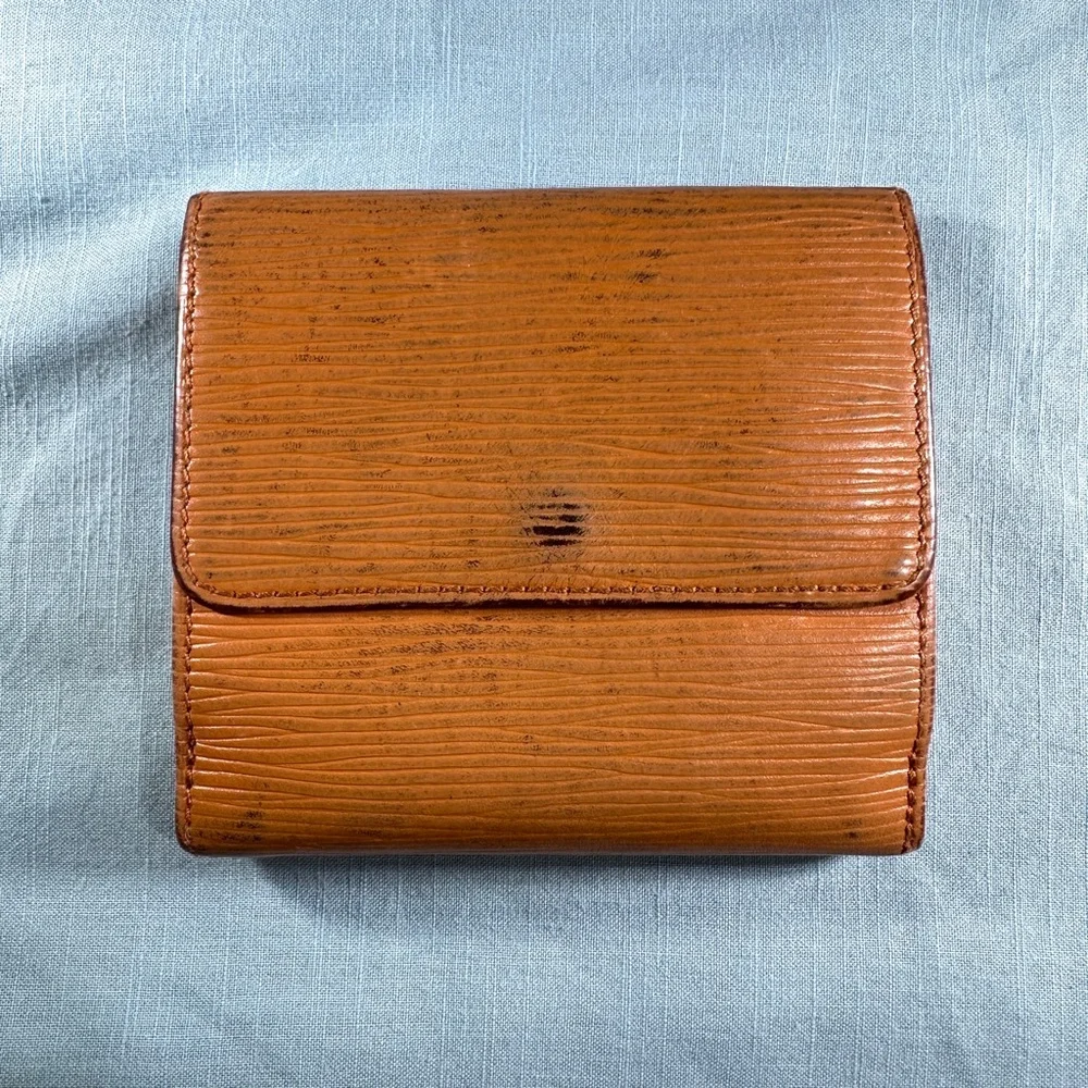 AUTHENTIC Louis Vuitton wallet. Tassel yellow.
